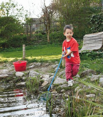 A la belle saison, la mare du jardin exerce sur les enfants un attrait irrésistible. mare enfant épuisette