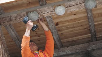 Comme les hirondelles vivent en colonie, il est important de leur offrir au moins trois nichoirs. Ici des nids pour hirondelles de fenêtre.  Comme les hirondelles vivent en colonie, il est important de leur offrir au moins trois nichoirs. Ici des nids pour hirondelles de fenêtre.