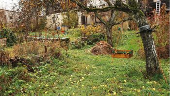 En automne, le tamis à compost et le cueille-pommes sont des outils indispensables.