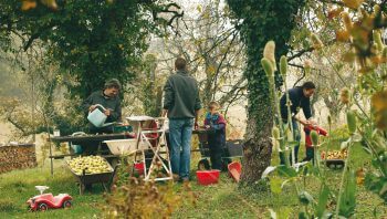 En famille dans le jardin / © Benoît Renevey