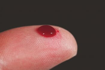 goutte sang doigt rouge
