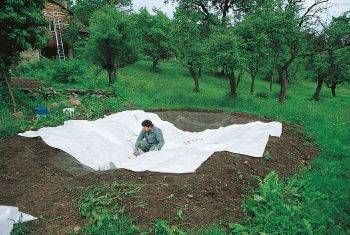 Pose de sable et d'un géotextile pour protéger la bâche des cailloux.  1998 mare étang sable et d'un géotextile pour protéger la bâche des cailloux