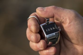 Les recensements d’oiseaux s’effectuent aux jumelles et à la longue vue. Un compteur mécanique ou électonique est souvent utilisé pour ne pas perdre le compte. © Alessandro Staehli   recensement-oiseaux-eau-5