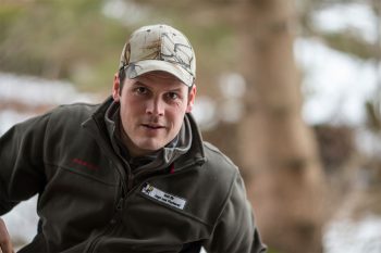 René Gadient: «Je pense que c’est un moment clé pour le loup en Suisse. Ces tirs ciblés représentent probablement un passage obligé.» Reportage autour des loups du Calanda dans les Grisons - La Salamandre René Gadient garde-faune