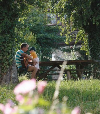 Un gazon ras n’est pas indispensable à la chaise longue et au farniente. Pour la nature, une coupe un peu plus extravagante fera toute la différence. guitare jardin bébé père herbe