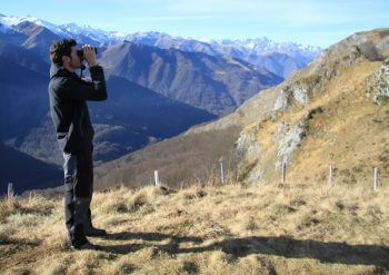 Jordi Estèbe, du Parc naturel régional des Pyrénées ariégeoises, cherche les bouquetins ibériques réintroduits. Le retour du bouquetin dans les Pyrénées ariégeoises