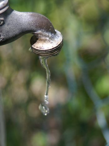 Robinet d'eau pollution Français