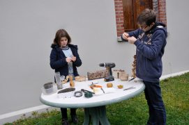 Enfilez des moitiés de noix ou des arachides sur un fil de fer.  / © David Melbeck