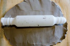 Préparez un moule d’argile en l’étalant comme une pâte à pizza.