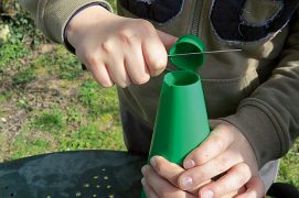 Découpez le haut du cône de manière à pouvoir y plaquer votre œil.