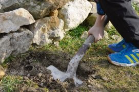 Délimitez un rectangle de 30 sur 40 cm : le trou de ponte que creuse le lézard des murailles mesure 10 à 20 cm de longueur.