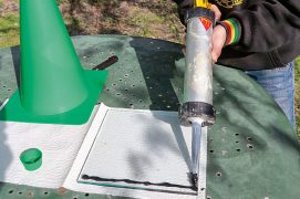 Enduisez les bords de mastic.