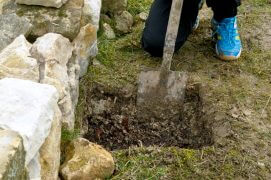 Creusez la surface de votre pondoir sur environ 25 cm de profondeur.