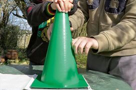 Maintenez le cône appuyé puis laissez sécher.