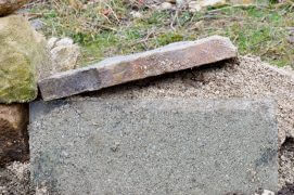 Remettez du sable de façon à former un petit talus à 45° juste au-dessus du trou.