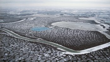 Au Nord, les fleuves gelés, les sols polygonaux et les tourbières infinies du Taymir.