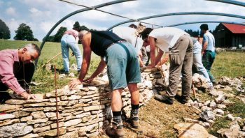 Bénévoles à l'oeuvre pour la réféction d'un mur en pierres sèches Bénévoles à l'oeuvre pour la réféction d'un mur en pierres sèches