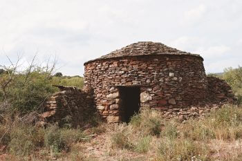 Cabane de la région de St-Jean-de-la-Blaquière, située à quelques kilomètres du plateau de l’Auverne. La couleur des pierres reflète la géologie des lieux. / © Gilbert Hayoz