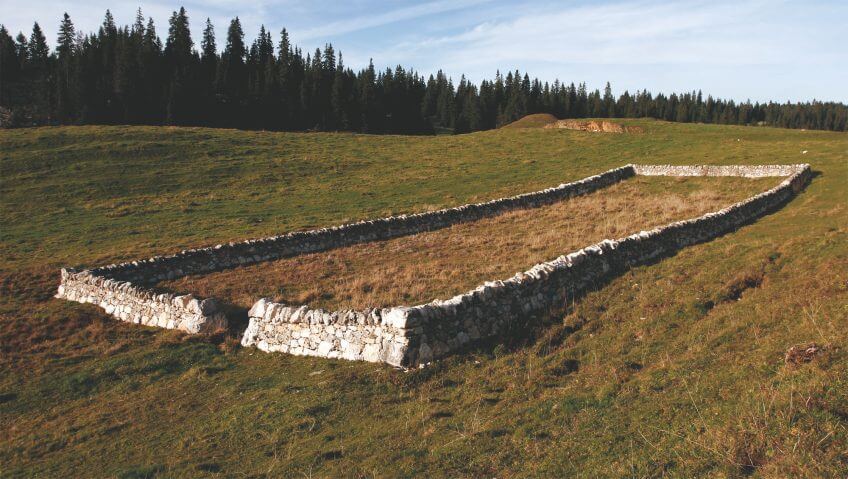 Ces enclos de pierres étaient construits près des fermes d’alpage. On y récoltait le foin. Aujourd’hui, ils servent à isoler des bêtes en convalescence. Les murs de pierres du canton de Vaud, des limites si claires - La Salamandre