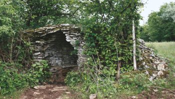 Cette cabane oubliée avoisine le « Sentier des pierres sèches » de la Marre, situé près de Baume-les-Messieurs.
