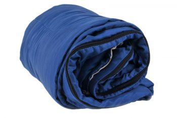 Des couvertures, un vieux matelas ou des couchages de camping / © Patrick Luneau & Les éditions de la Salamandre