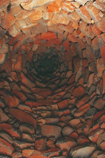 Le sommet des cabanes est formé d’une dalle qui stabilise et protège l’édifice. On estime à quelque 300 tonnes le poids total des plus grandes cabanes. A l’abri des cabanes de pierres - La Salamandre