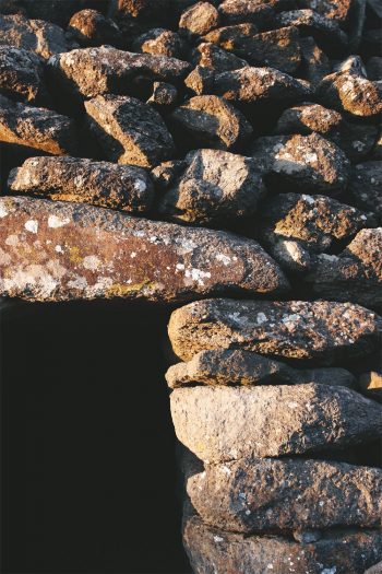 L’entrée des cabanes ne dépasse jamais 1,7 mètres. Cette hauteur correspond à celle des épaules des deux hommes chargés de mettre en place l’énorme linteau. A l’abri des cabanes de pierres - La Salamandre