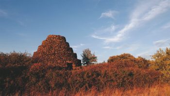 Les cabanes en pierres du plateau de l’Auverne ont une voûte en encorbellement.  Les cabanes en pierres du plateau de l’Auverne ont une voûte en encorbellement.