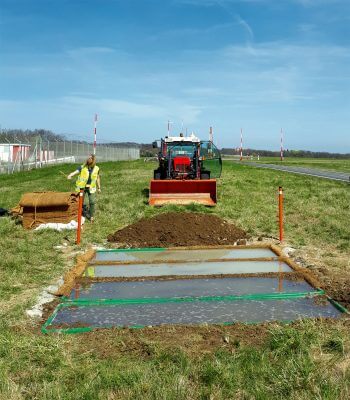 Des plans d’eau récemment aménagés spécifiquement pour le crapaud calamite à l’aéroport de Genève. Des gouilles pour sauver le crapaud calamite - La Salamandre travaux chantier geneve aeroport