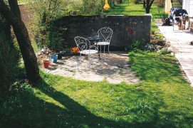 Un jardin, depuis le point de vue d'un homme.  / © Laurent Willenegger