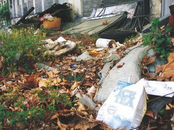 FAUX. Ces ordures peuvent se transformer en traquenards mortels pour le hérisson.  8 règles d’or pour un jardin à hérisson - La Salamandre