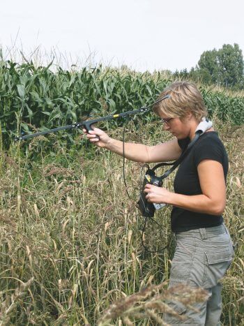 La biologiste Christine Wisler  L’énigme de la grande plaine aux couleuvres - La Salamandre