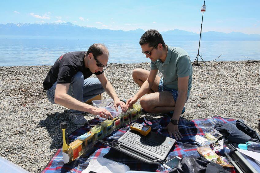 Alessandro Crespi et Behzad Bayat préparent la mise à l'eau du robot. Un robot-anguille détecteur de pollution - La Salamandre