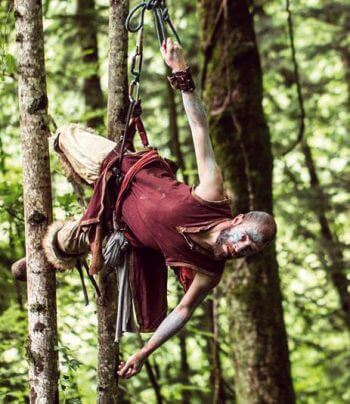 Arnaud Molin, membre fondateur de l’association Pic et perches, Arbois (Jura) Menottes au poignet pour la pie-grièche - La Salamandre