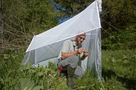 Jocelyn Claude, une syrphe à la main / © Olivier Born