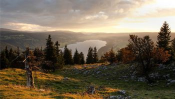 Le lac de Joux dans toute sa splendeur, vu depuis le sommet de la Dent de Vaulion.