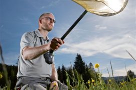 L'entomologiste Jocelyn Claude en pleine action dans la réserve naturelle de Remoray (Doubs). / © Olivier Born