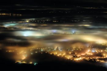 Brouillard et pollution lumineuse sur Genève, Suisse