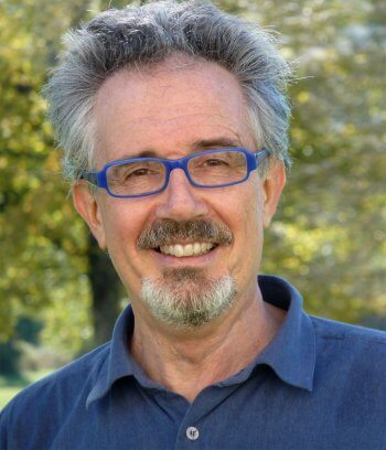 Jean-Baptiste de Panafieu. Auteur, professeur agrégé en sciences naturelles et spécialiste en biologie. Il réalise également des documentaires pour la télévision, conçoit des expositions et donne des conférences Séduire pour conclure - La Salamandre