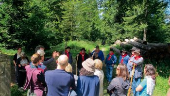 Des balades d'observation et de découverte du patrimoine sont organisées en forêt par les «brigands du Jorat».