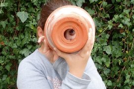 Récupérez un vieux pot de fleur en terre cuite.