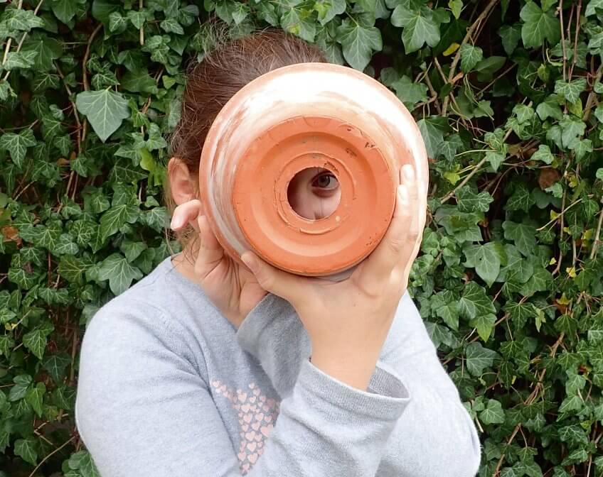 Récupérez un vieux pot de fleur en terre cuite. Fabriquez un nichoir à rougegorge avec un pot de fleur