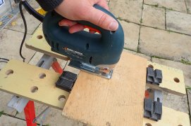 Sciez la planche aux dimensions de la partie la plus évasée du pot. Clouez une pointe à chaque coin.