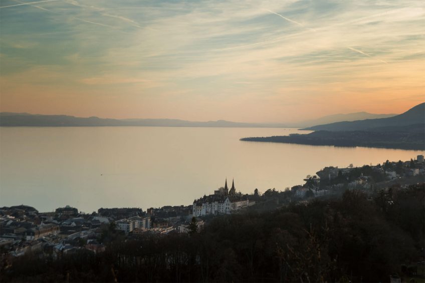 Vue sur Neuchâtel depuis le Rocher de l’Ermitage. Neuchâtel, balade à travers la ville, le lac et la forêt
