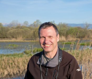 En compagnie de Claude Fischer, biologiste spécialiste de la faune sauvage. Terre de lièvres - La Salamandre