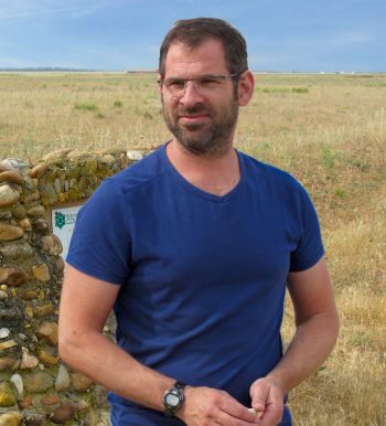 En compagnie d'Axel Wolff, conservateur de la Réserve naturelle des coussouls de Crau La plaine de Crau, le pays des ganga cata - La Salamandre