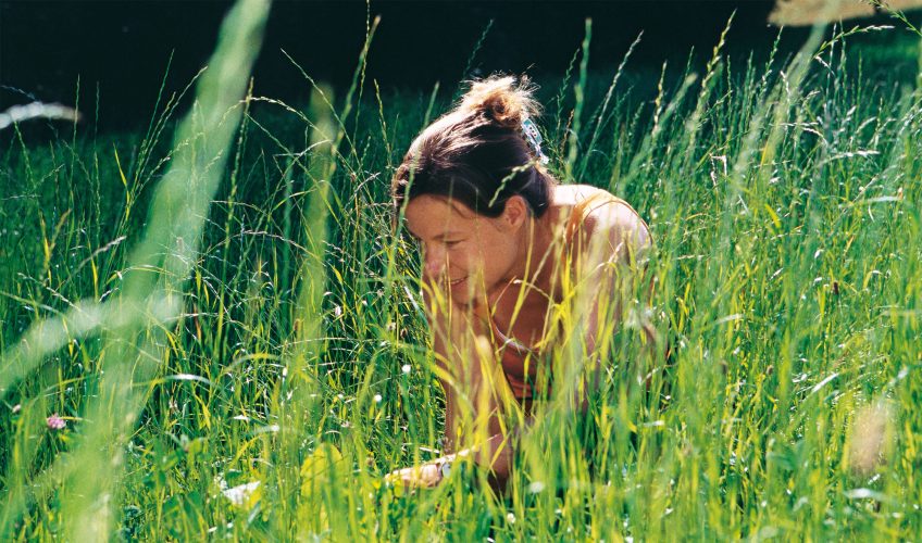 Le nez dans l’herbe à la recherche des criquets et sauterelles