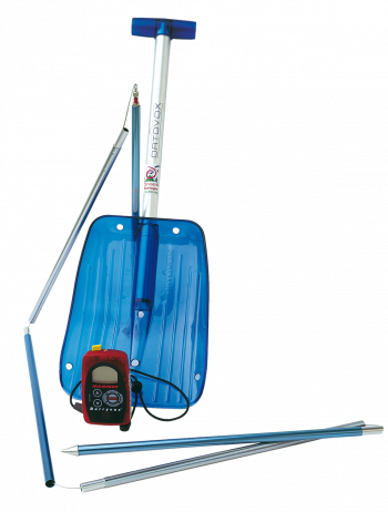 Pelle, émetteur-récepteur et sonde sont les compagnons indispensables du montagnard en hiver. Mais les avoir avec soi ne dispense pas de la prudence : on ne survit pas longtemps sous une coulée… Pelle, émetteur-récepteur et sonde sont les compagnons indispensables du montagnard en hiver.