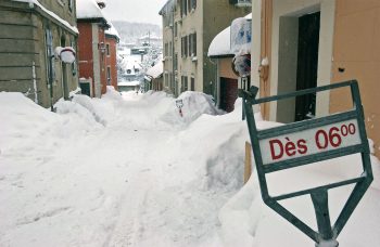 Venue trop tard, trop tôt, trop rare, trop abondante, la neige fera toujours des mécontents. C’est un cadeau imprévisible qui échappe à notre volonté. Venue trop tard, trop tôt, trop rare, trop abondante, la neige fera toujours des mécontents. - La Salamandre