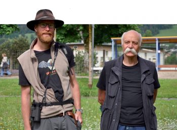 Le biologiste Valéry Uldry (à gauche) et le jardinier Jean-Daniel Laesser ont transformé le quartier d’immeubles de Beau-Site en paradis pour le rougequeue à front blanc. Le rougequeue à front blanc protégé à La Chaux-de-Fonds